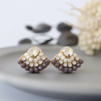 上品かわいい扇形ビーズ刺繍のイヤリング（グレー）／プレゼントにも