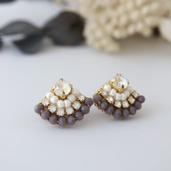 上品かわいい扇形ビーズ刺繍のピアス（グレー）／プレゼントにも