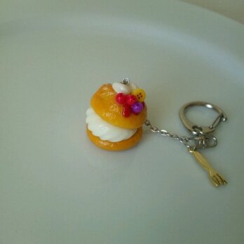 小さなシュークリームのキーホルダー