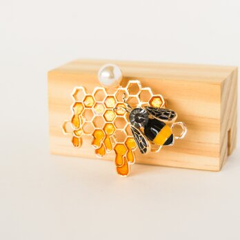 『スウィーティの蜂蜜と蜂のブローチ』の画像