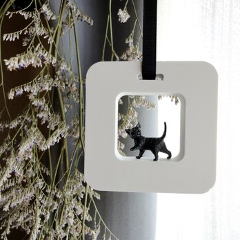 窓辺の風景 2WAYで飾る アロマストーン ■ 四角い出窓　黒猫のいる風景 ■ 『あそぼう』左向きの画像