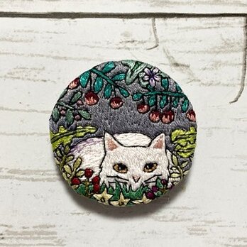 手刺繍オリジナルブローチ＊潜む猫の画像