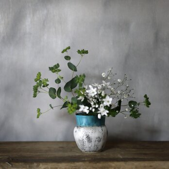 白とターコイズブルー釉の花器の画像