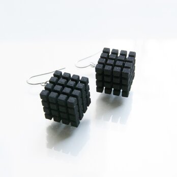 cube4-black・ピアス（イヤリング）3Dプリントアクセサリーの画像