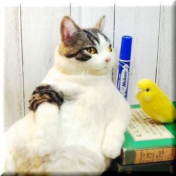 羊毛フェルト　猫　キジシロ猫さんとセキセイインコさん　キジ白　ねこ　ネコ　猫フィギュアの画像