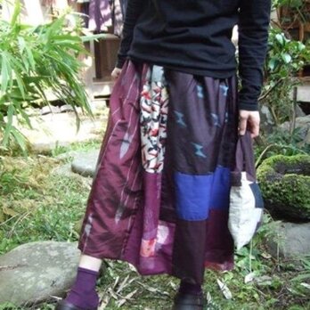 銘仙着物リメイクスカート☆シックな布に色々ポップなパッチ♪の画像
