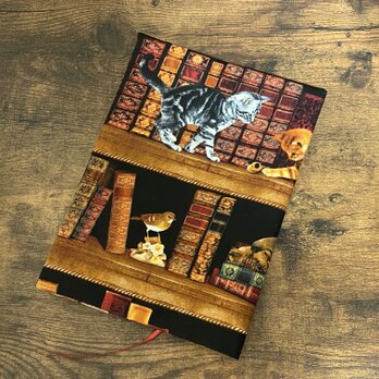 四六判ハードカバー用ブックカバー 猫の本棚の画像