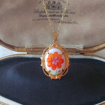 ヴィンテージ　春オレンジflower（約18×13㎜）クラシカルネックレスの画像