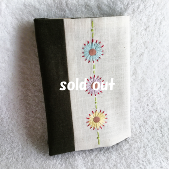 花刺繍のブックカバー（文庫本サイズ）・アイボリーの画像