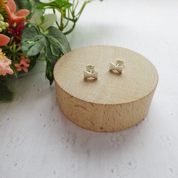 シンプルリボンプチピアス