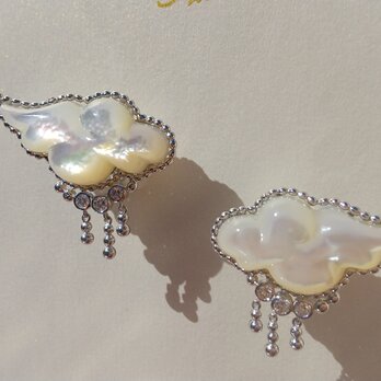 一点もの　「五月雨ツバメ」ーPT900製ダイヤモンドと白蝶貝のイヤリングーの画像