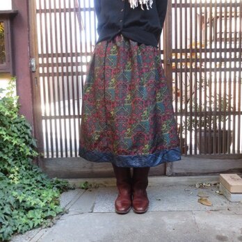 着物リメイク☆赤黄緑など華やか大島紬に裾藍切り替え76cm丈の画像