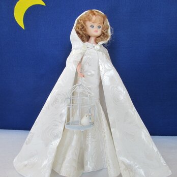 F 人形付　おしゃれな白魔女人形さん　大人も楽しい着せ替え人形　29cm　着せ替えドレス付の画像