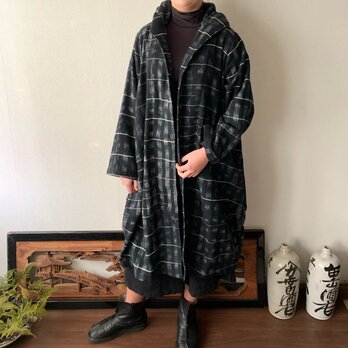 フード風襟の手織り綿バルーンコート　秋冬に嵐山のお店で一番人気で裾切り替えもキュートなコート　黒絣の画像
