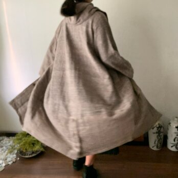 フード風襟の手織り綿バルーンコート　秋冬に、嵐山のお店で一番人気で裾切り替えもキュートなコート　薄茶絣の画像