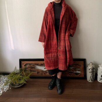 フード風襟の手織り綿バルーンコート　秋冬に、嵐山のお店で一番人気で裾切り替えもキュートなコート　赤絣の画像