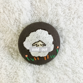 夢見る羊の刺繍ブローチ