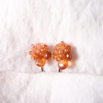 【天然石刺繍／イヤリング】 orange garnet × sapphire × sunstoneの画像