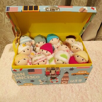 赤ちゃん人形12個（容器付き）の画像