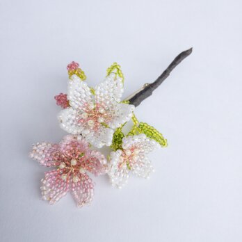桜のビーズステッチブローチの画像
