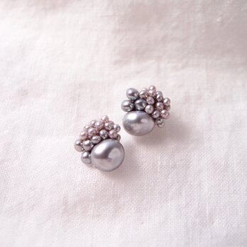 【真珠刺繍／ピアス】baroque pearl × seed pearl（gray）smallの画像