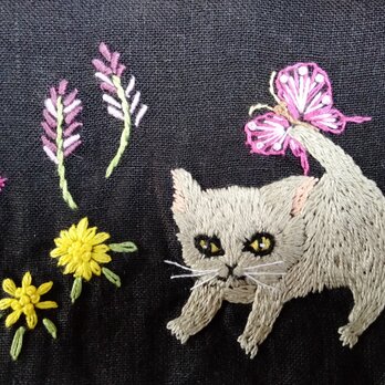 一点物　手刺繍☆リネンのポーチ☆花畑でお散歩猫ちゃんの画像