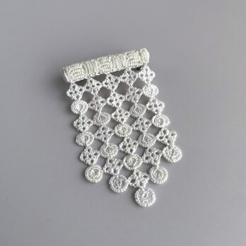 勲章みたいなレースのブローチ 白 | tatting laceの画像