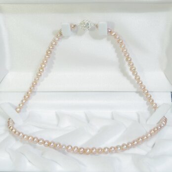 5mm本真珠（淡水）のネックレス（強い照り、ナチュラルカラー、マグネットクラスプ、ラインストーン）の画像