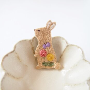 ［受注制作］ウサギの刺繍ブローチ（beige）の画像