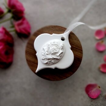 ローズカメオのアロマストーン  大輪咲の薔薇 ■ 壁にかけるタイプ ■  6種類から香りが選べるの画像