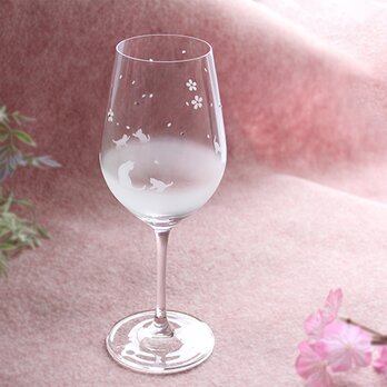 【桜舞う季節 / ワイングラス】猫モチーフのワイングラス　★名入れ加工対応品（有料）の画像
