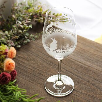 【お花と春うさぎ / ワイングラス】うさぎモチーフのワイングラス ★名入れ加工対応品（有料）の画像
