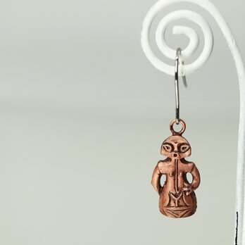 縄文 豆土偶　「子宝の女神ラヴィ」の片耳ピアス　(659-346/純銅製)の画像