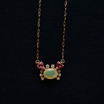 [K18]ピンクトルマリンとオパールのカニのネックレスの画像