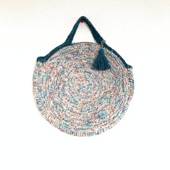 グリーン、ブルー、オレンジの段染め糸とたくさんのふわふわ糸などを一緒に編んだグルグルBAG circle bagの画像