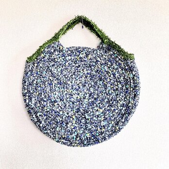 たくさんの種類のネイビーと白の糸をミックスして、パステルのつぶつぶ糸と一緒に編んだグルグルBAG circle bagの画像