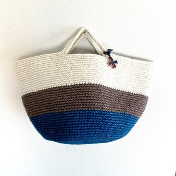 白、茶、ブルーの麻紐をシンプルに編んだトートの画像