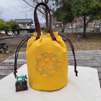 丸い花園の手刺繡丸底巾着バック（マスタード）の画像