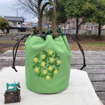 丸い花園の手刺繡丸底巾着バック（黄緑）の画像