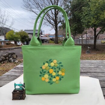 丸い花園の手刺繍トートバック(黄緑)の画像