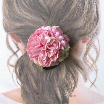 ピンクの薔薇とブルーベリーのヘアゴム　お花　ヘアゴム　髪飾り　お出掛け　ヘアアクセサリーの画像