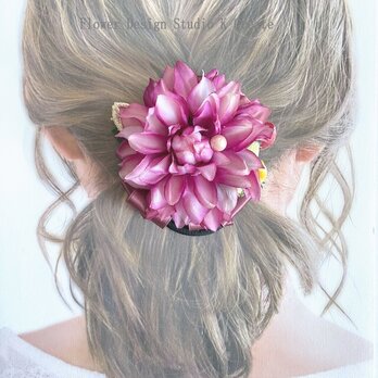 ピンクの薔薇とブルーベリーのヘアゴム：B　ミモザ　ヘアゴム　髪飾り　お出掛け　リボン　ダリアの画像