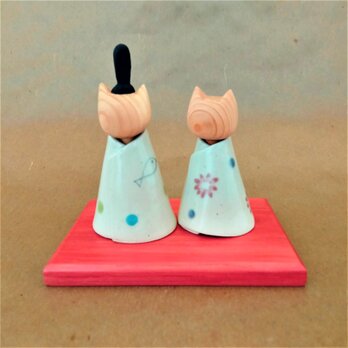 木と陶器でできた　ネコ雛人形　小　彩色有り　　の画像