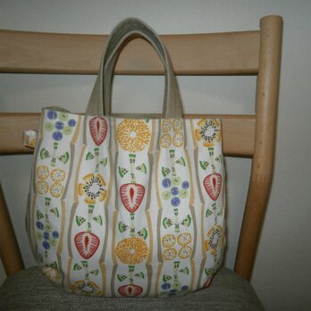 オックス生地アイボリー色のコットンプリント＊フルーツサンド柄の手提げ