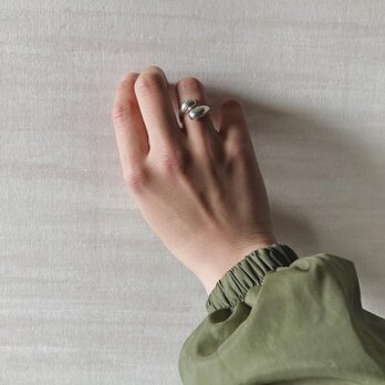 指を優しく包み込む。大ぶりのシルバーリング hug me ring【silver925】の画像
