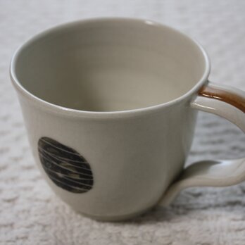 ベンガラの丸に線刻のコーヒーカップの画像