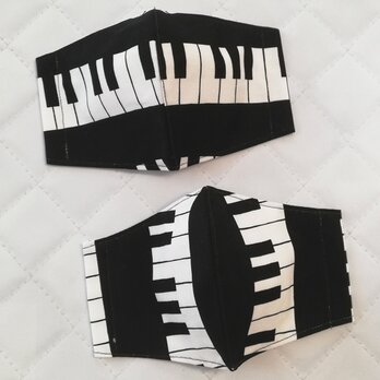 【ピアノ鍵盤柄】モノトーン　ピアノ鍵盤の立体マスク　白黒　ハンドメイド　手作りマスクの画像