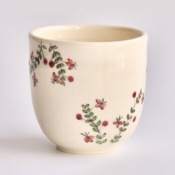 つぶらで可愛らしい花と実　クランベリーの湯呑み・フリーカップ④の画像