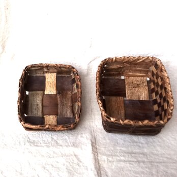 ハガキ・サイズのトレー（向かって左）