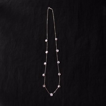 【SV】グレーバロックパールのステーションネックレス／baroque pearl × chainの画像